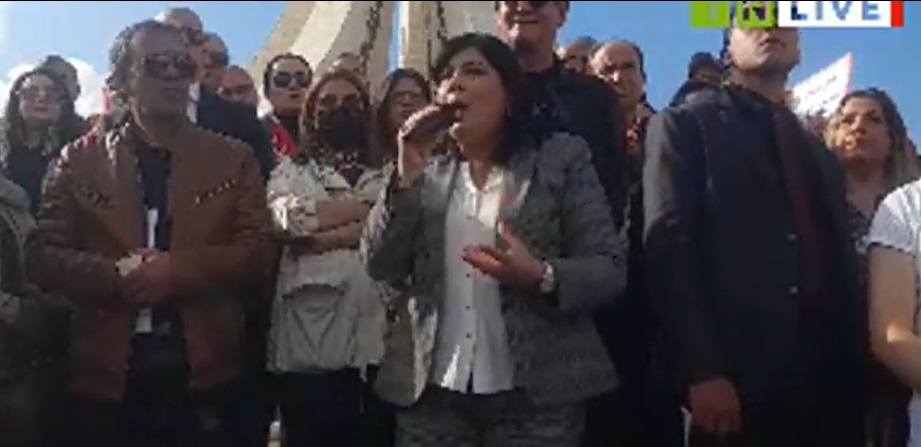 Manifestation à la Kasbah-Abir Moussi au gouvernement [EN DIRECT] : « Vous êtes en train d’alimenter la Révolution Ali Ben Ghdhahom 2.0 ! »