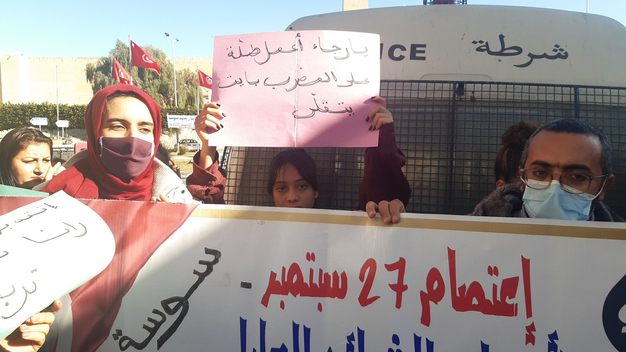 Sousse: Les diplômés chômeurs enlèvent les barrières de sécurité placées devant le siège du gouvernorat [Photos]