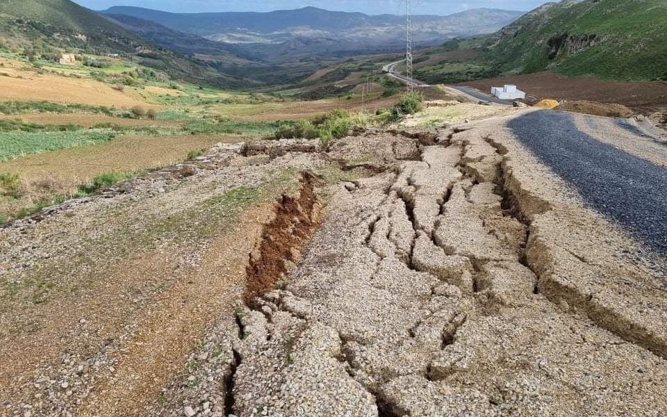 Béja: 1,5 million de dinars alloués à la réparation de la route effondrée [Photos]