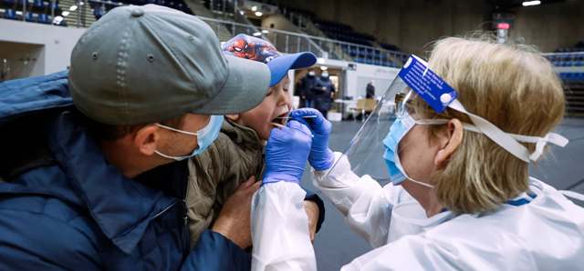 Covid 19 : Danemark : Un malade porteur de l’Omicron a assisté à une fête avec 2000 personnes