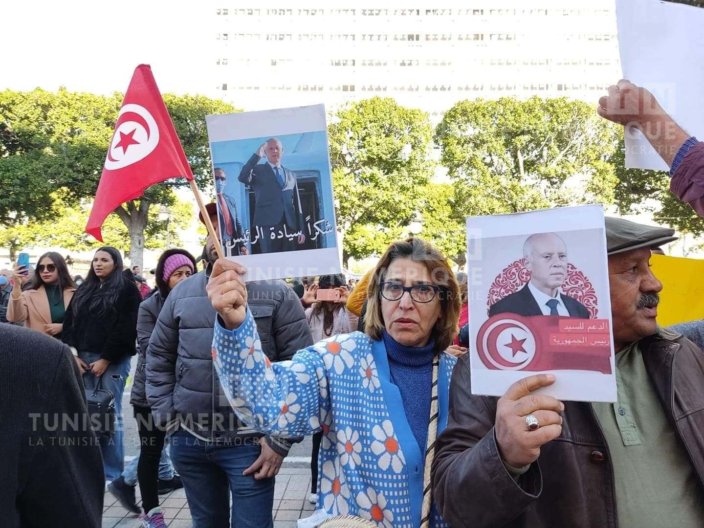 Près de 100 manifestants expriment leur soutien aux décisions de Kais Saied