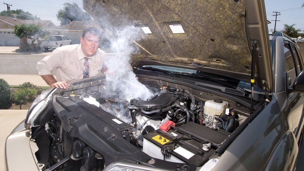 Faire chauffer le moteur de votre voiture le matin peut vous coûter cher