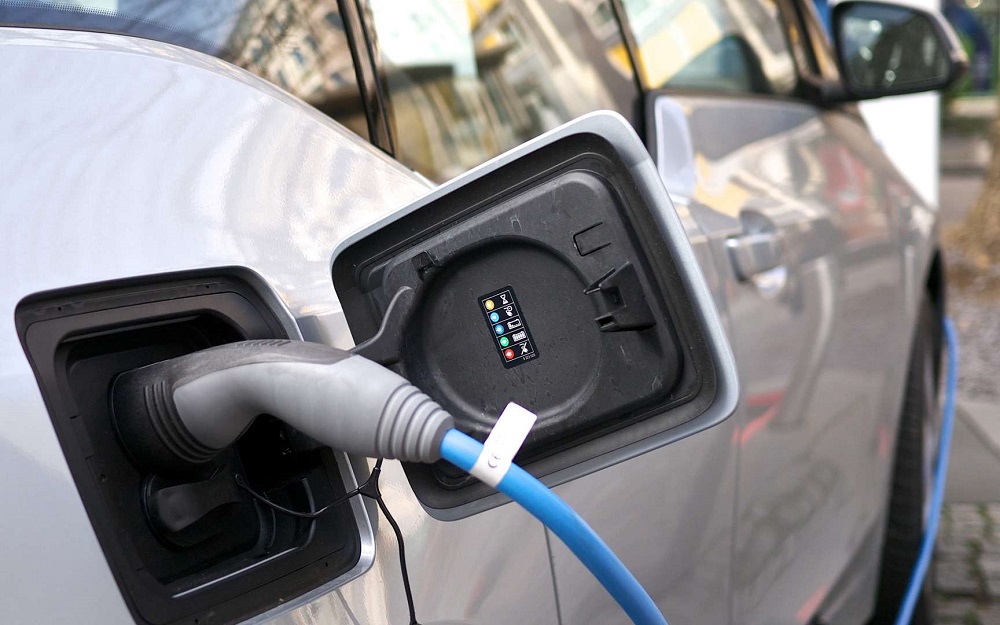 Loi de finances 2022 : la voiture électrique “l’arnaque du siècle”?