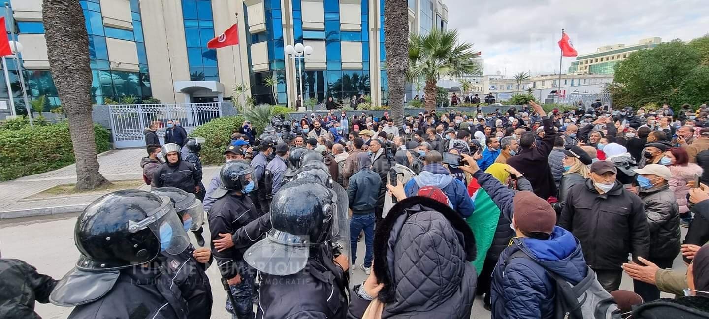 La police ”étouffe” la manifestation sur l’avenue Mohammed-V (Photos)