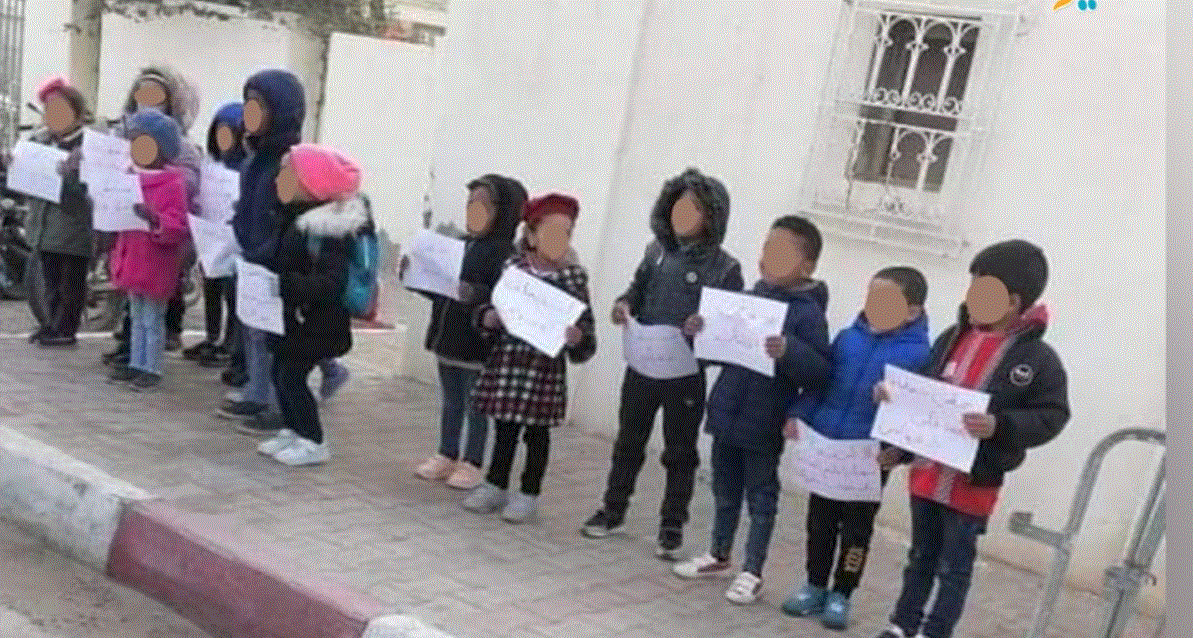 Kébili: Des enfants manifestent contre la fermeture d’un Kuttab !
