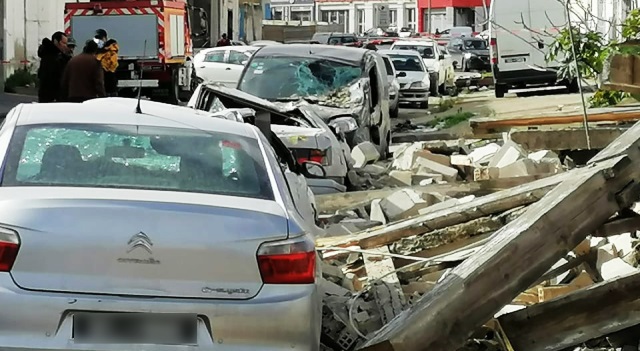 Tunisie – IMAGES : Souk Moncef Bey : Un mur s’effondre sur 4 voitures