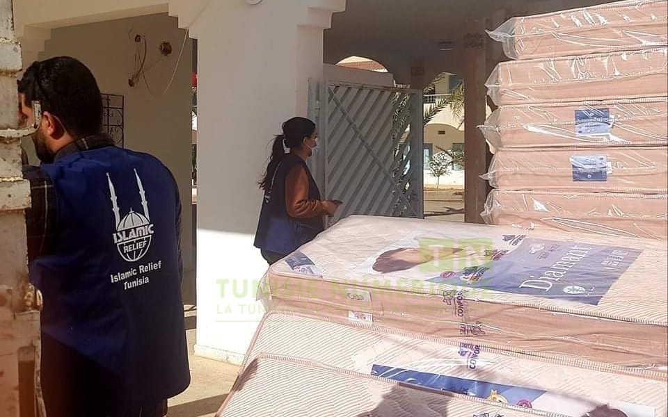 Gafsa: L’Organisation de secours islamique distribue des matelas au profit des élèves [Photos]