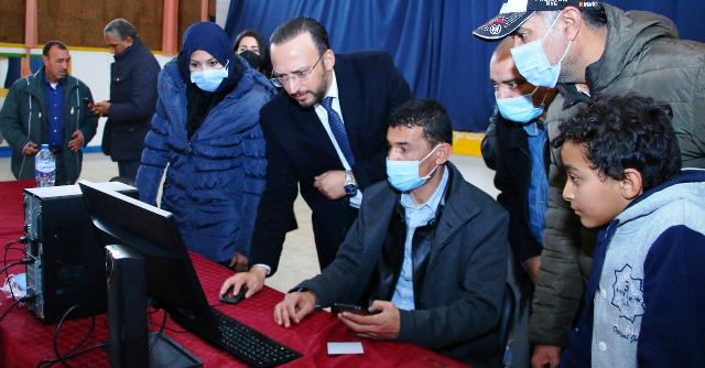 Tunisie – Pourquoi l’Etat a-t-il reporté le lancement de la consultation en ligne ?