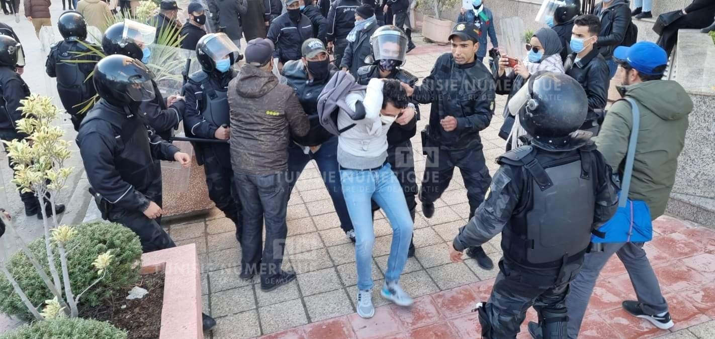 14 janvier: Des agents sécuritaires ont tenté de percuter les manifestants par des motos selon Ennahdha
