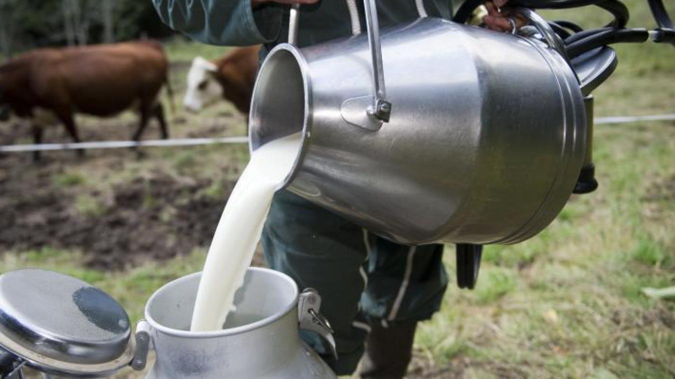 Mahdia: Des agriculteurs à bout déversent du lait devant le siège du gouvernorat