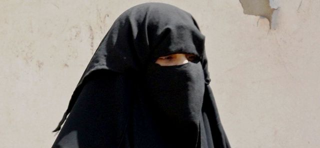 Une femme portant le niqab injecte une solution inconnue à une fillette à Nabeul