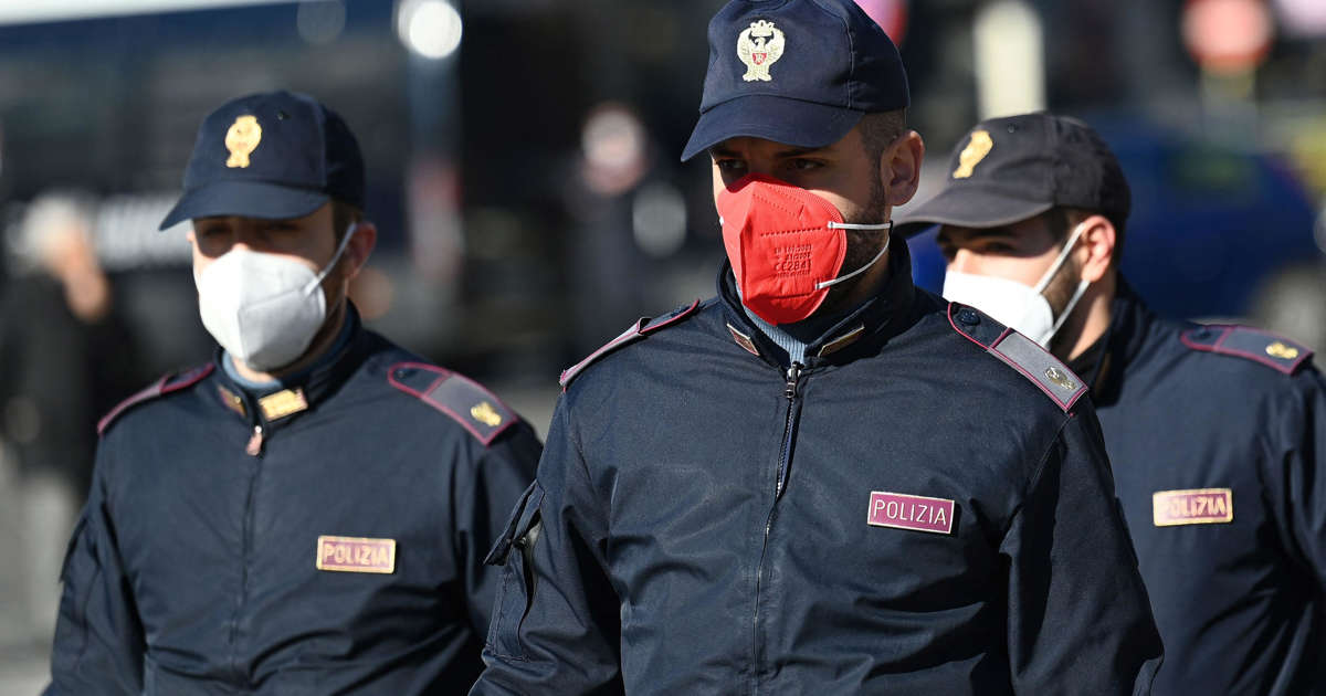 Italie: Les policiers refusent de porter un masque rose