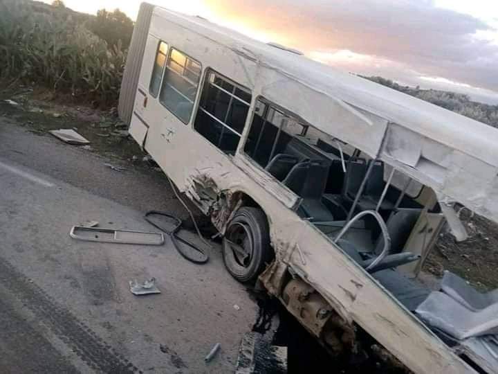 Sidi Bouzid: Un poids lourd entre en collision avec un bus scolaire [Photos]