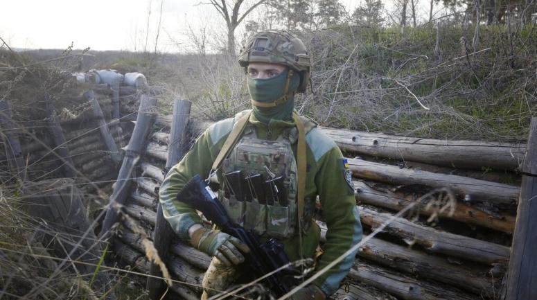 Ukraine: Un soldat tue cinq de ses collègues avant de s’enfuir