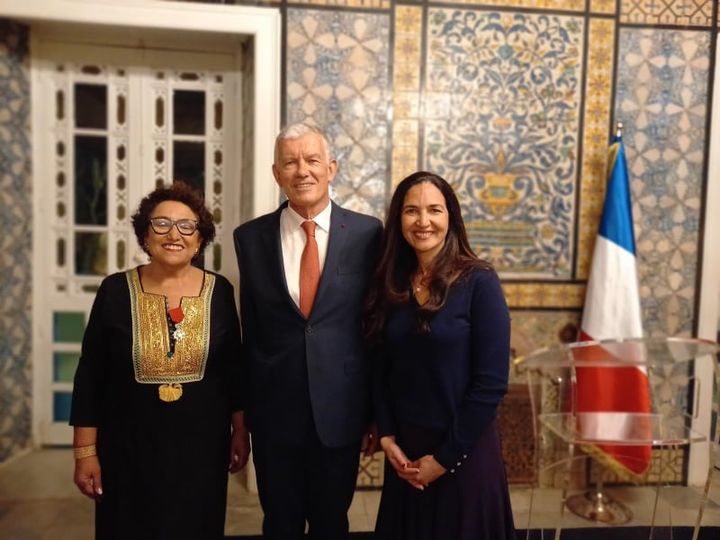 Tunisie-France: L’ambassadeur André Parant remet les insignes de Chevalier de la Légion d’Honneur à Bochra Bel Haj Hmida
