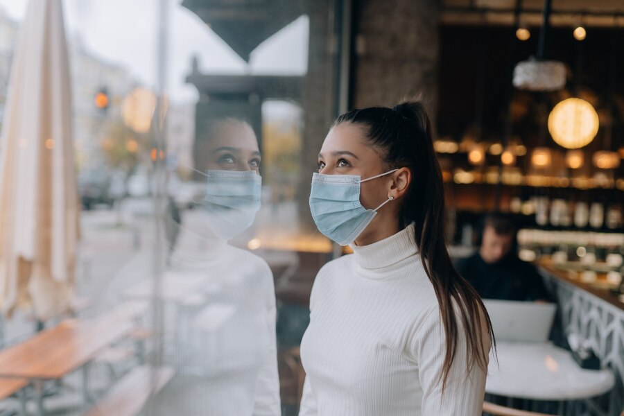 Vers l’allègement ou le durcissement des restrictions sanitaires ?