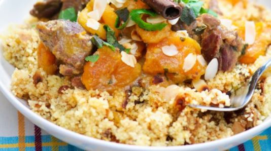 Recette : Couscous d’agneau aux fruits secs à la cannelle