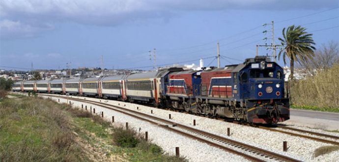 Tunisie-Sidi Bouzid : Arrêt du train du phosphate et des voyageurs à Meknassy sur la ligne 13