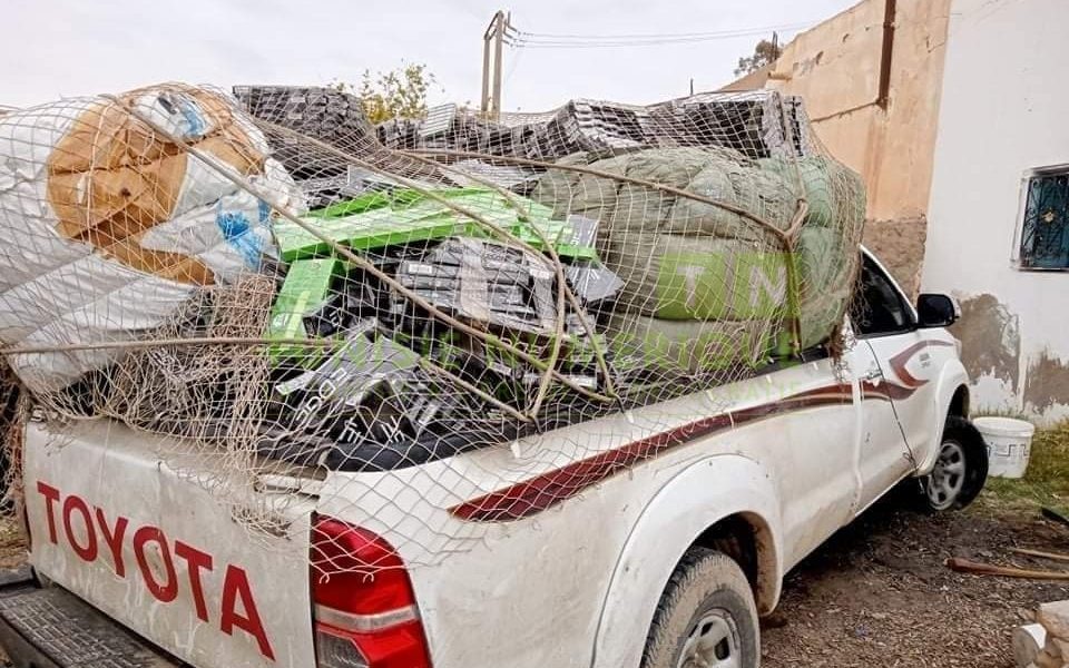 Gafsa: Saisie d’une voiture de contrebande chargée de marchandises