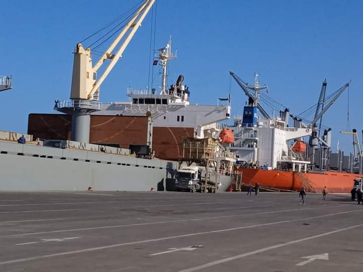 Médenine-Zarzis [PHOTOS] : Déchargement du bateau d’orge fourragère bloqué depuis deux mois