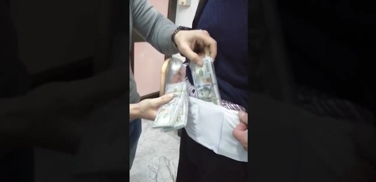 Tunisie – La douane déjoue une opération de contrebande de 30 mille dollars cachés sous les vêtements d’un voyageur