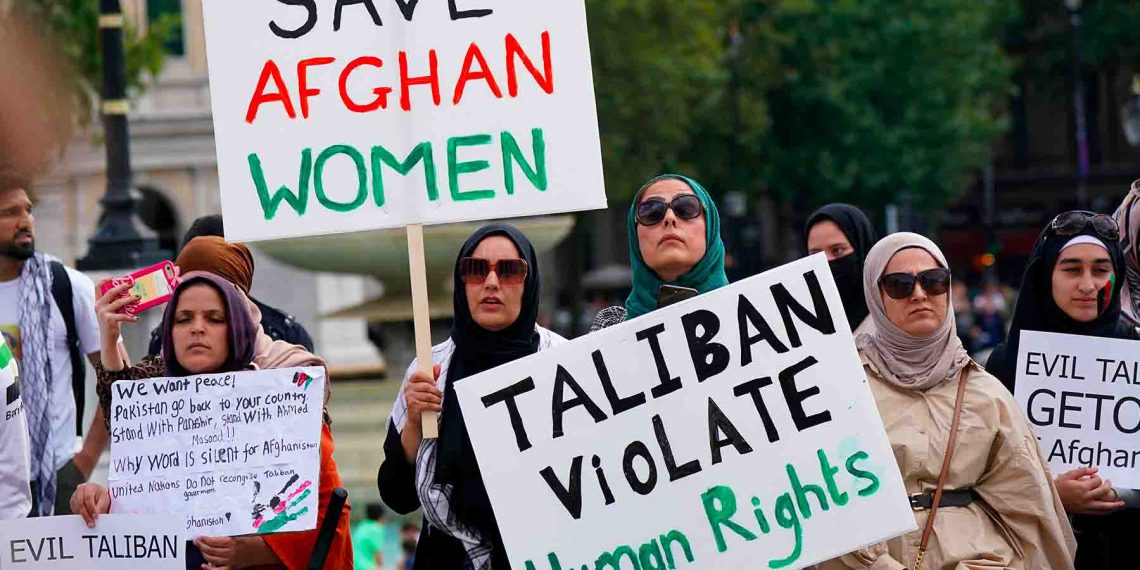 Afghanistan: Les femmes interdites de voyager en avion
