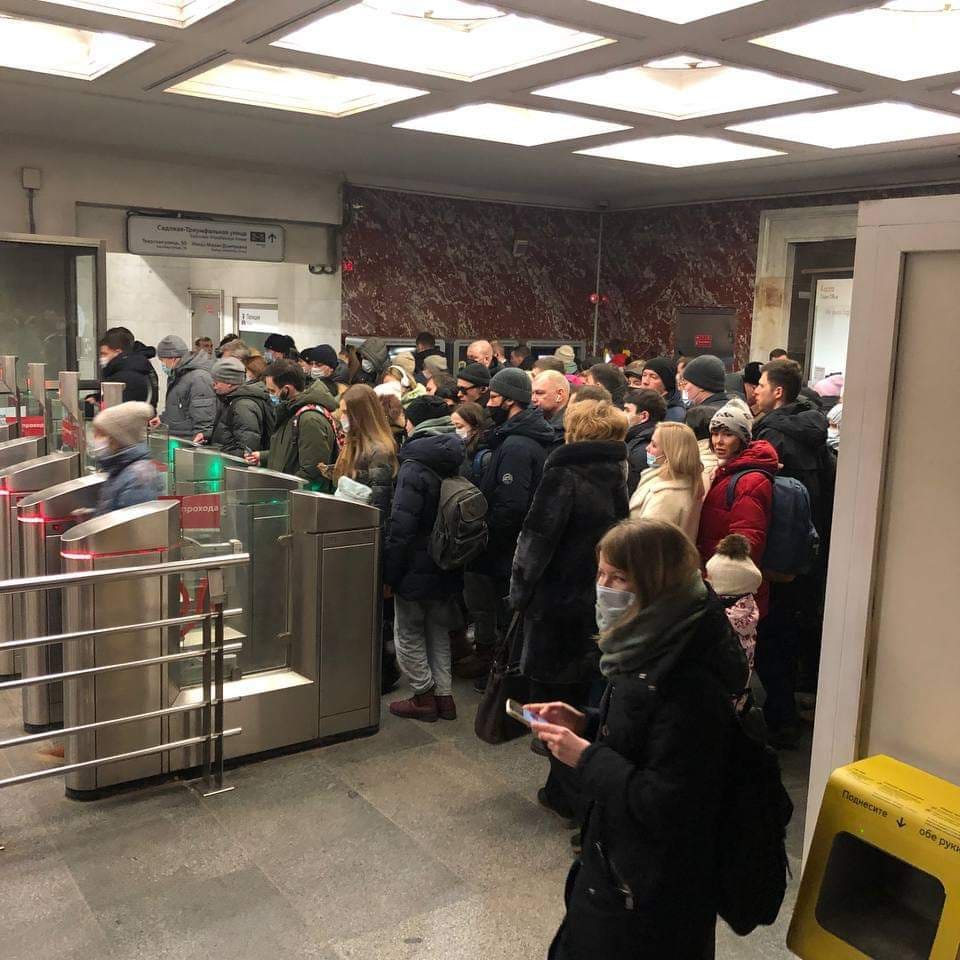 Sanctions contre la Russie : Apple Pay et Google Pay ne fonctionnent plus, engendrant de longues files d’attente