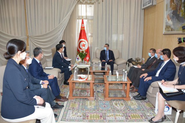 Le renforcement de la coopération tuniso-coréenne en matière de sécurité objet d’une rencontre entre Taoufik Charfeddine et Jeon Hae- Cheol