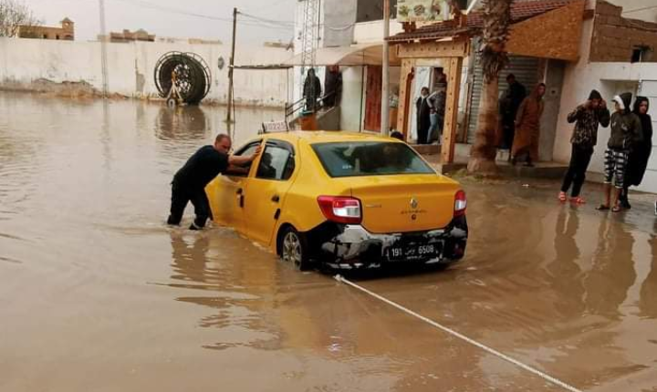 Tunisie-Gafsa [PHOTOS] : Levée d’un taxi englouti par les inondations et 3 personnes secourues