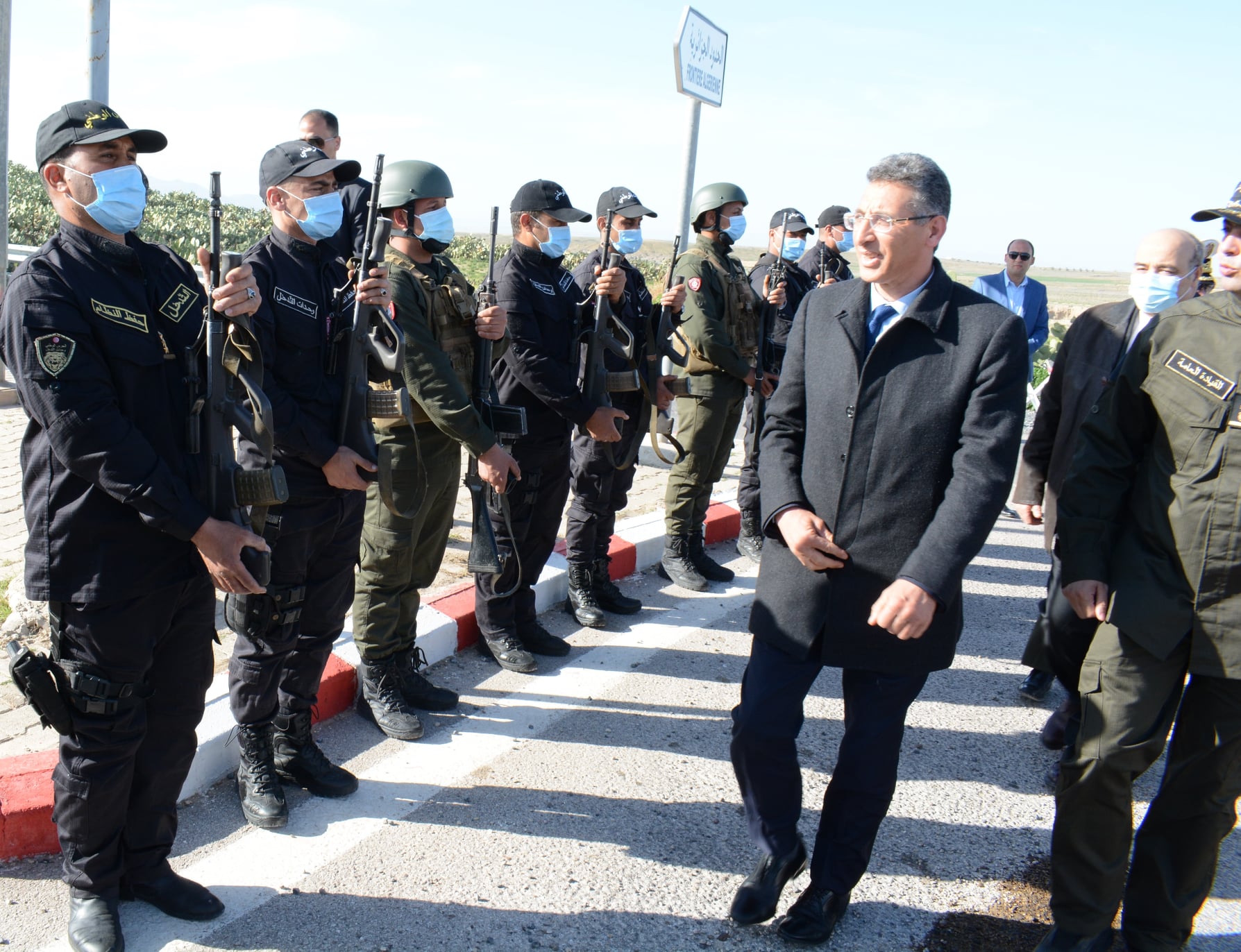 Taoufik Charfeddine inspecte le travail des sécuritaires aux frontières (Photos)