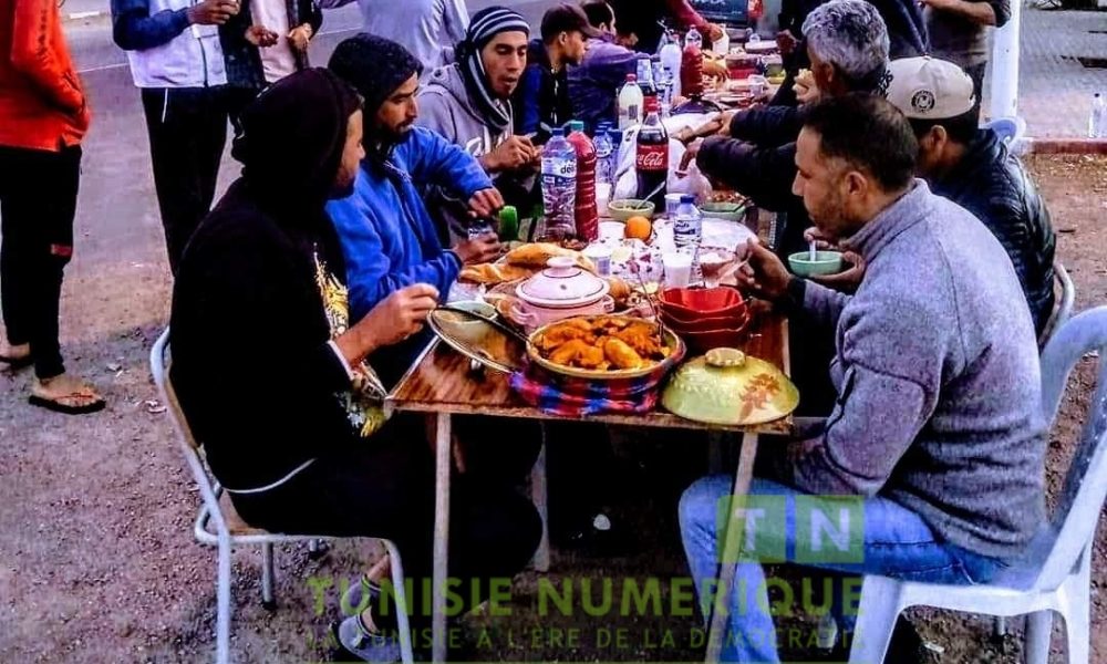 Gafsa: Tables d’Iftar pour les usagers de la route [Photos]
