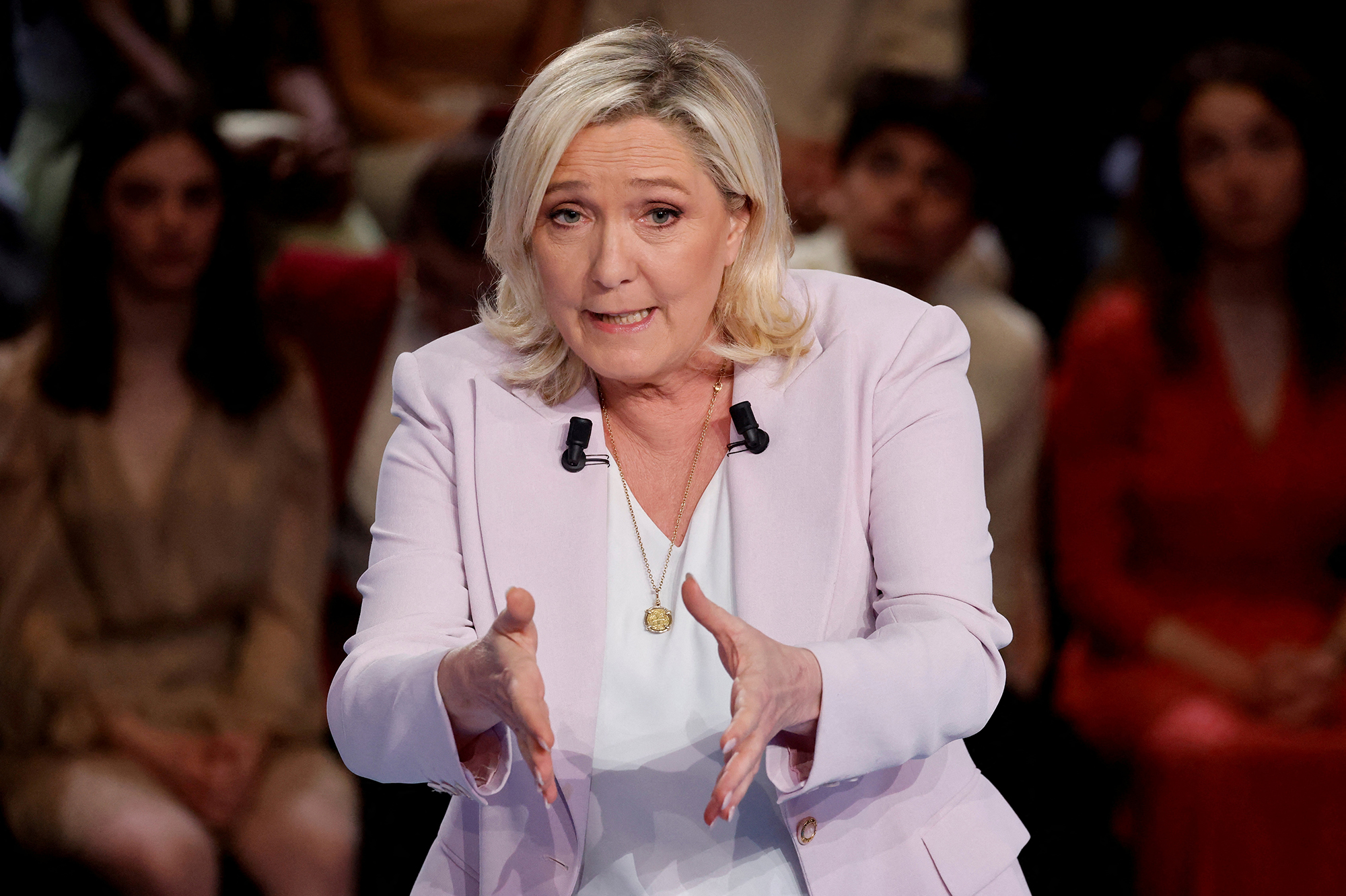 Marine Le Pen : Habib Bourguiba a interdit le port du voile en Algérie