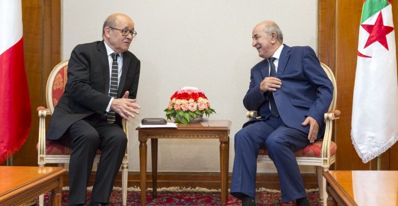 Algérie : Macron envoie sa carte maîtresse alors que Le Pen veut couper net