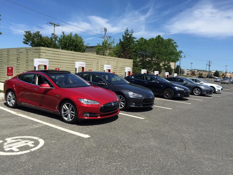 Auto: Le géant américain Tesla rappelle près de 128  mille voitures