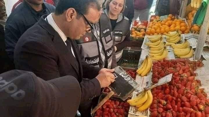 Tunisie – L’image du jour : Le gouverneur de Gafsa modifie les prix des produits au marché