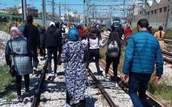 Tunisie – Les passagers du train de banlieue contraints de terminer le trajet à pied