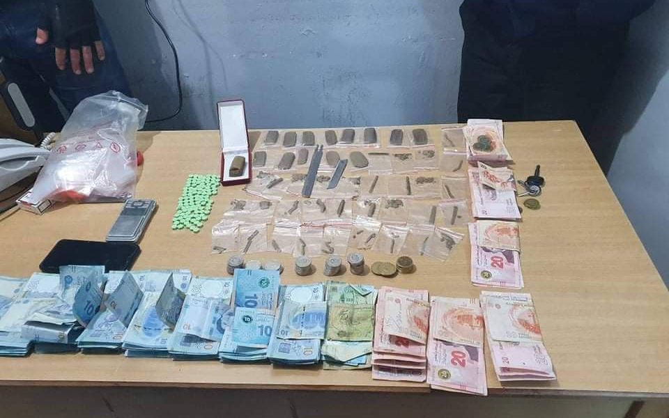 Sousse: Interpellation de 2 individus pour possession de Cannabis, de comprimés d’ecstasy et d’une somme d’argent [Photos]