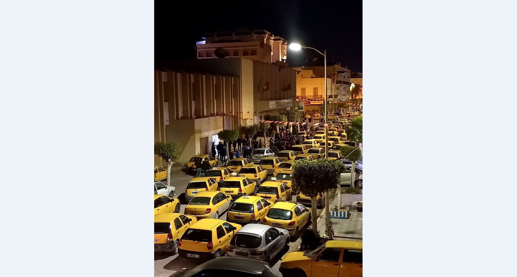 Sfax: Les chauffeurs de taxis individuels réclament l’accélération de l’octroi des licences de conduite [Photos]