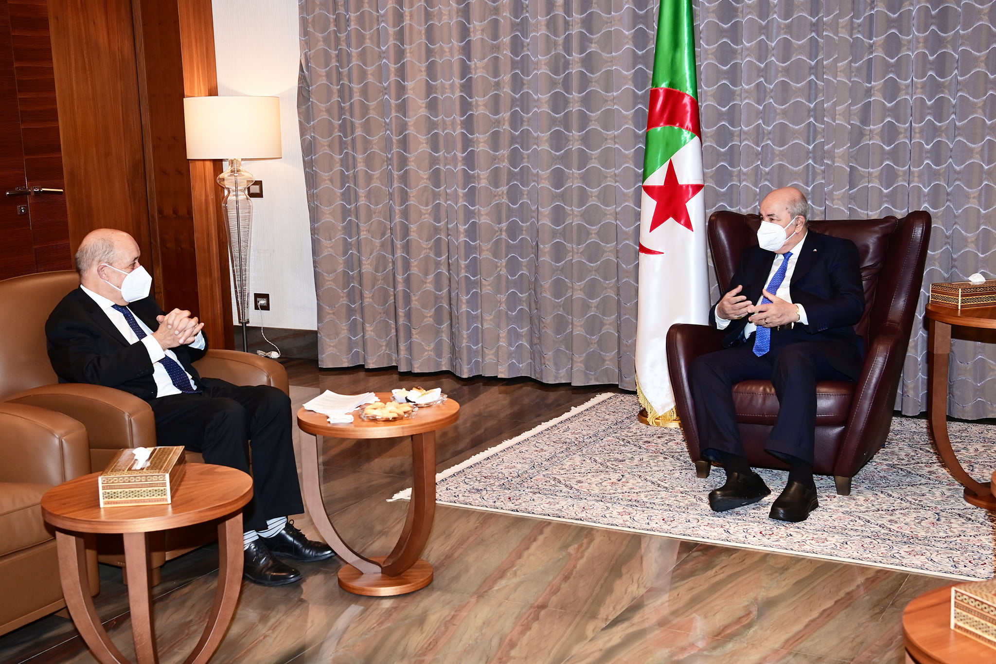 Algérie [PHOTOS] : Le Président Abdelmadjid Tebboune reçoit le ministre des Affaires Etrangères français, Jean-Yves Le Drian