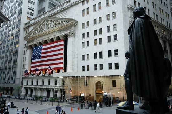 USA – Wall Street et les cours du pétrole s’envolent après une annonce surprise de Donald Trump sur les droits de douane