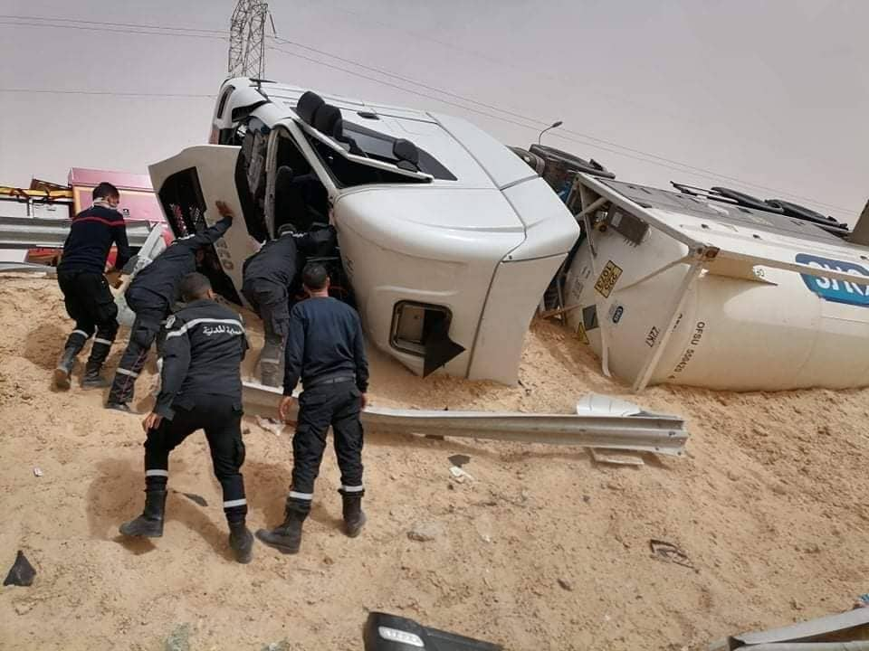 Gabès: Un camion-citerne chargé en produits azotés se renverse [Photos]