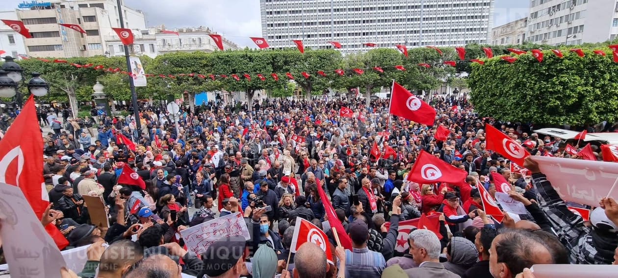 Le nombre des manifestants rassemblés devant le théâtre municipal