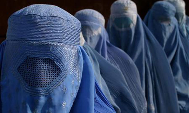 Talibans: Les femmes journalistes devront se couvrir le visage à la télévision