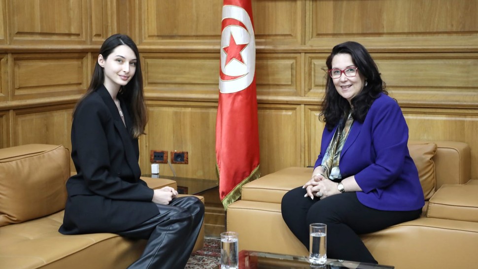 La ministre des Affaires culturelles désigne Mariem Boukadida pour la promotion de l’habit traditionnel à l’étranger