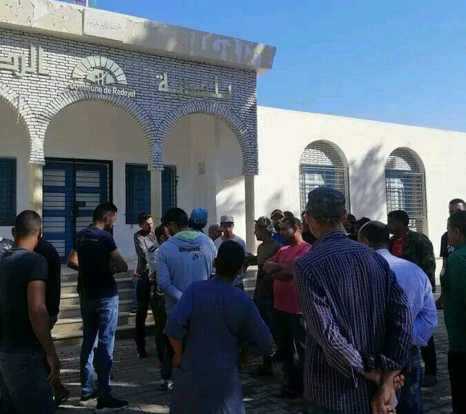 Gafsa: Les habitants ferment les sièges de la délégation et de la municipalité de Redaief [Photos]