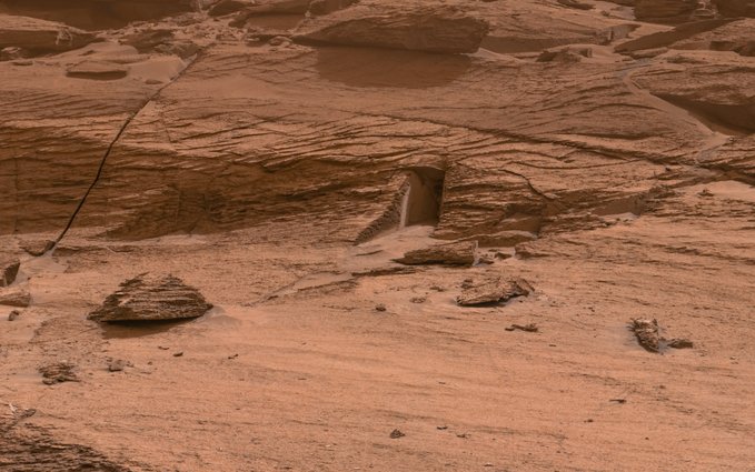 Découverte d’une porte d’entrée creusée dans une roche sur Mars (photos) !