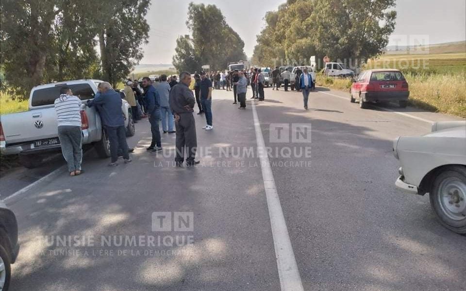 Des protestataires bloquent la route nationale reliant Béja à Tunis [Photos]
