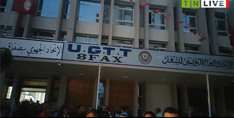 Sfax-Grève du transport irrégulier: Les chauffeurs de taxis rassemblés devant le siège de l’UGTT [Vidéo]