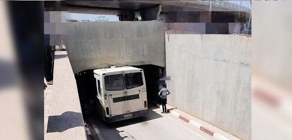 Tunisie – Bus encastré bus un pont : le conducteur suspendu de ses fonctions