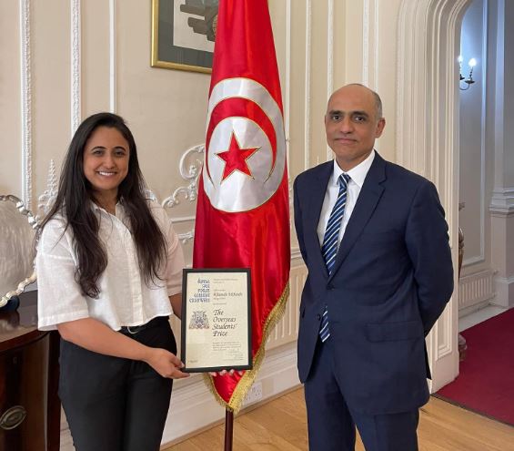 L’ambassadeur de Tunisie au Royaume-Uni reçoit Khaoula Mihoubi, la tunisienne qui a décroché le prix du meilleur étudiant étranger